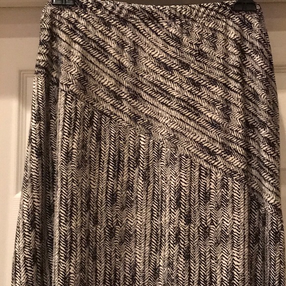 Long black and white skirt. - Picture 2 of 3